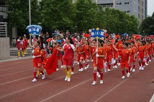 睡康寧家紡董事長出席東平小學(xué)六一大型足球文化體驗(yàn)活動(dòng)